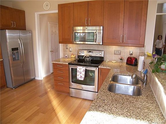 4th image of 133 Chaucer Ln