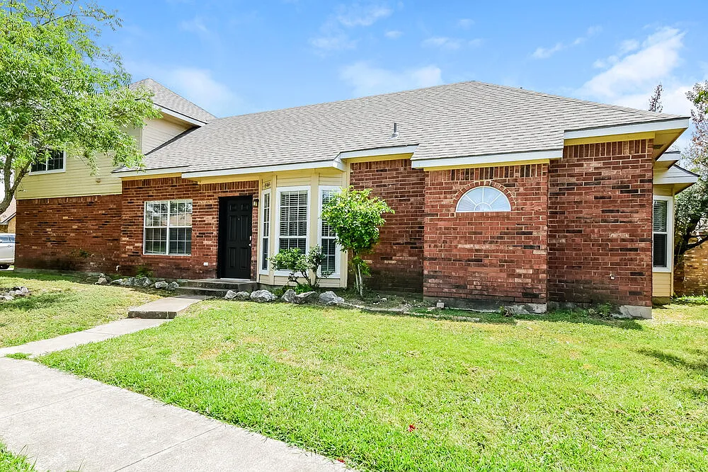 3 bed, 2.0 bath, 1328 sqft, $1,930 — Photo 4