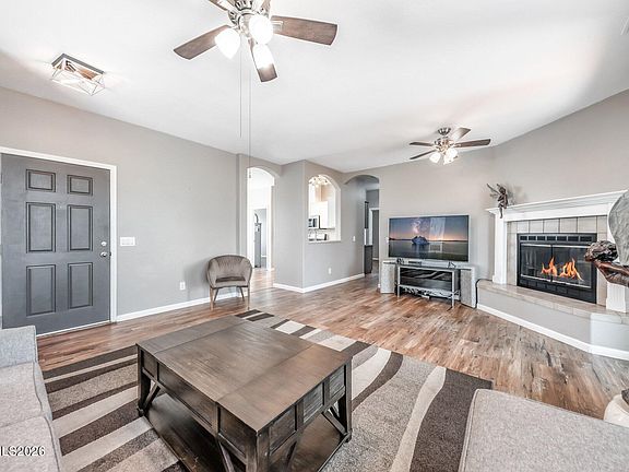 4th image of 3925 Butte Ct
