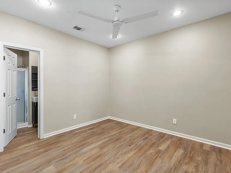 333 W Hutchison St — Photo 8