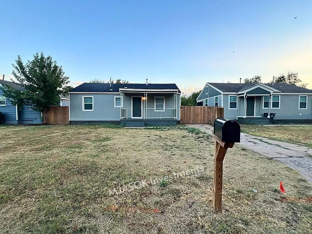 3 bed, 1.0 bath, 970 sqft, $925 — Photo 2