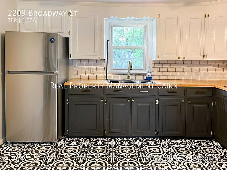 2209 Broadway St — Photo 10
