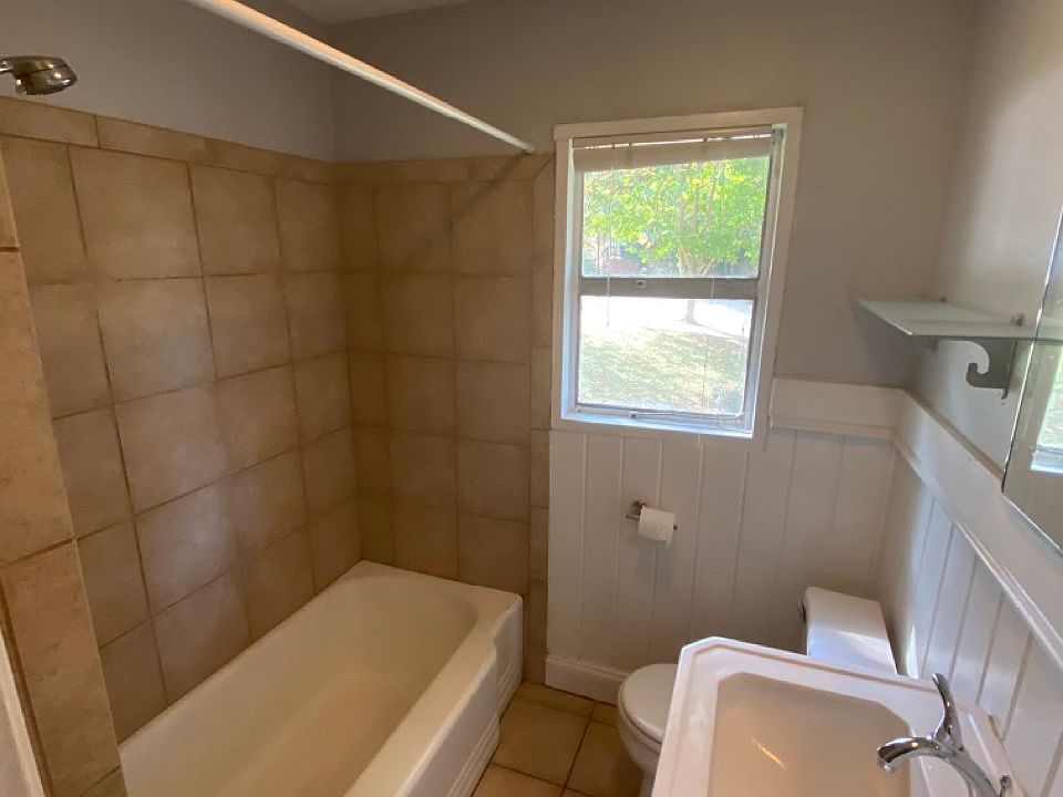 2nd image of 821 Barnett St NE APT 4