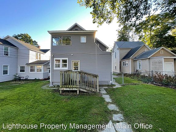 3rd image of 611 Prospect Ave NE