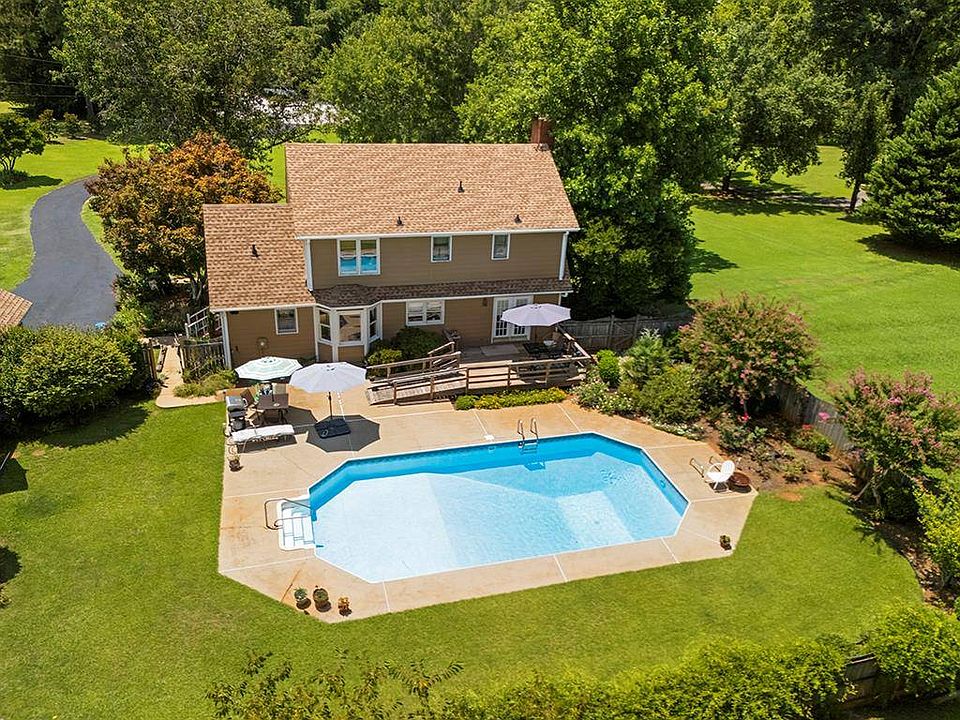 1st image of 106 Brent Ln