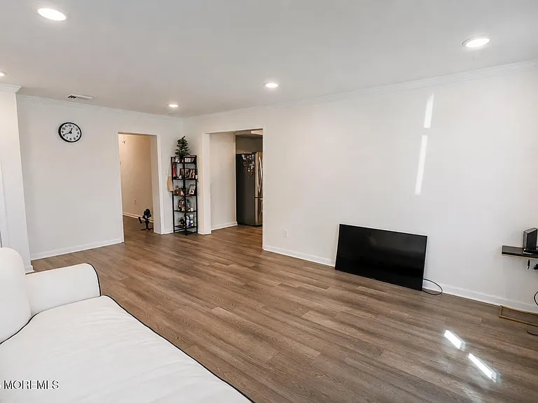 837 Forest Ave — Photo 2