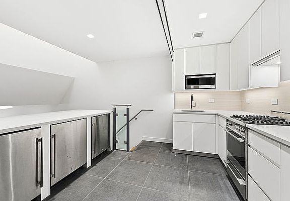 5th image of 259 W 10th St APT 5D
