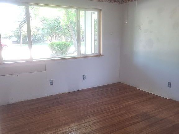 5th image of 1121 E Harvey Ave