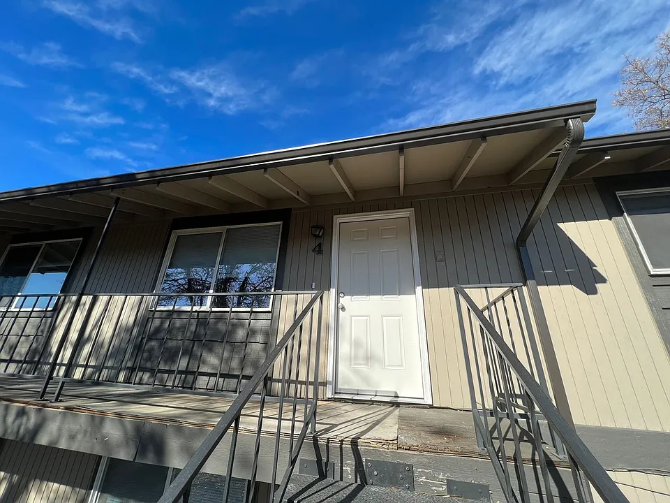 Deer St., 131 NW - 00131-DEER-00