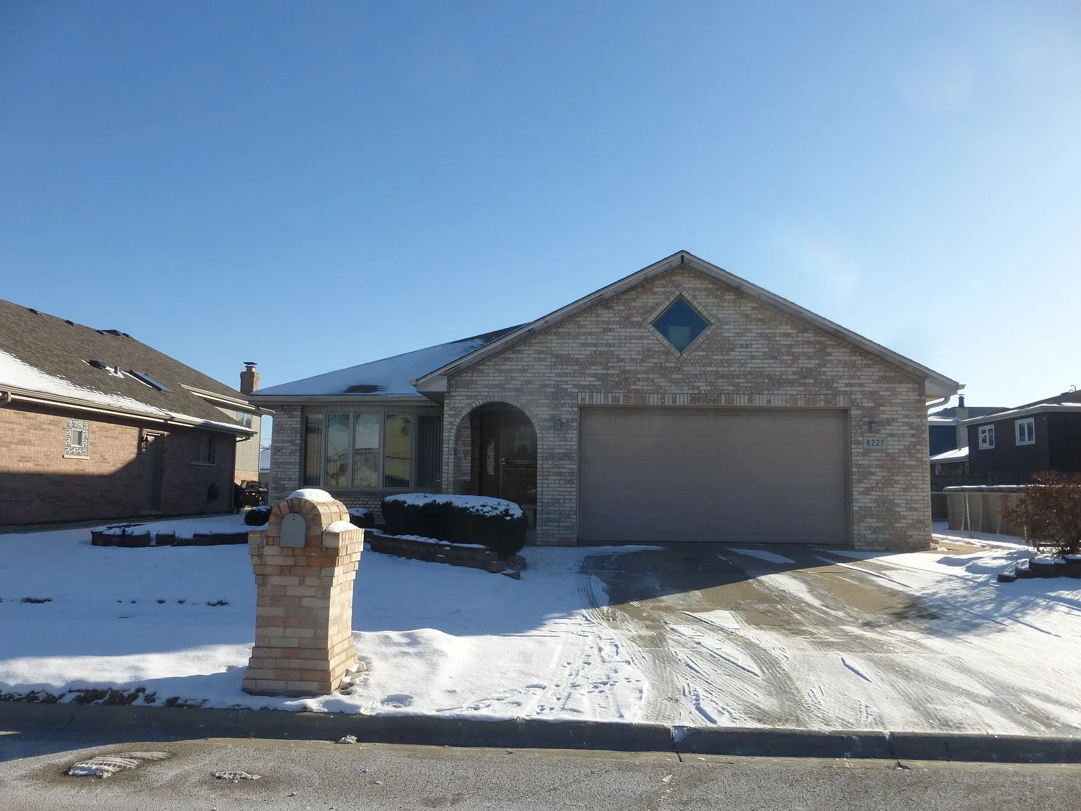8227 S Luna Ave photo 1