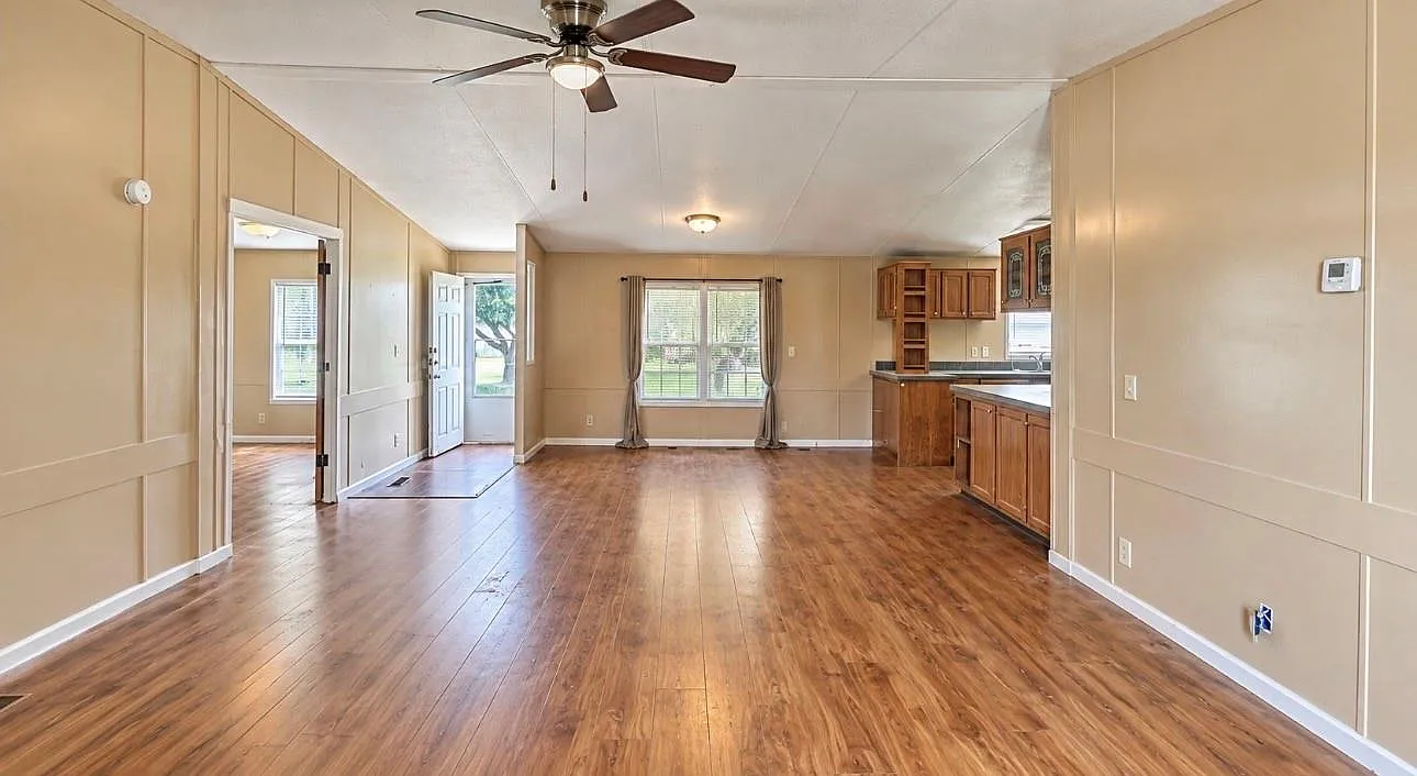 3 bed, 2.0 bath, 2128 sqft, $1,875 — Photo 4