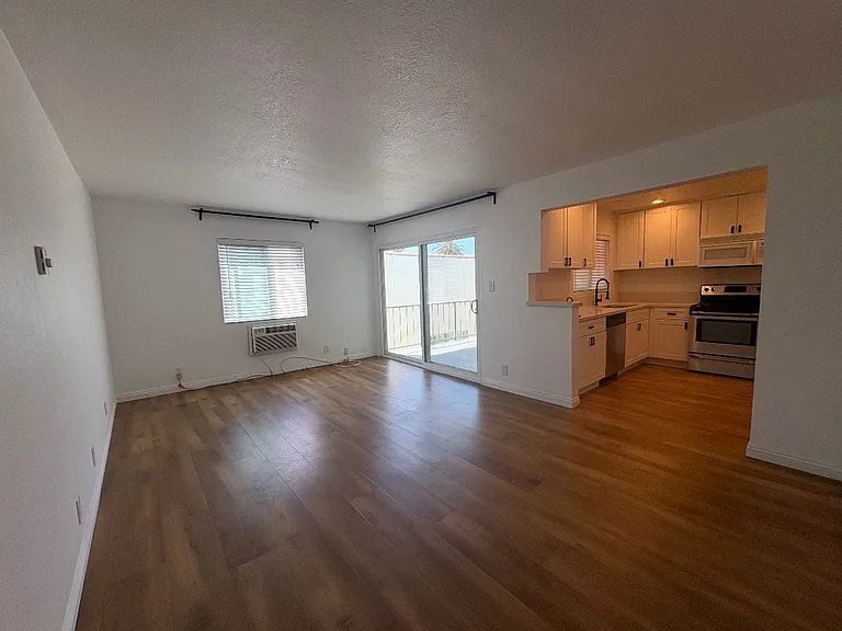 1518 E 3rd St — Photo 10