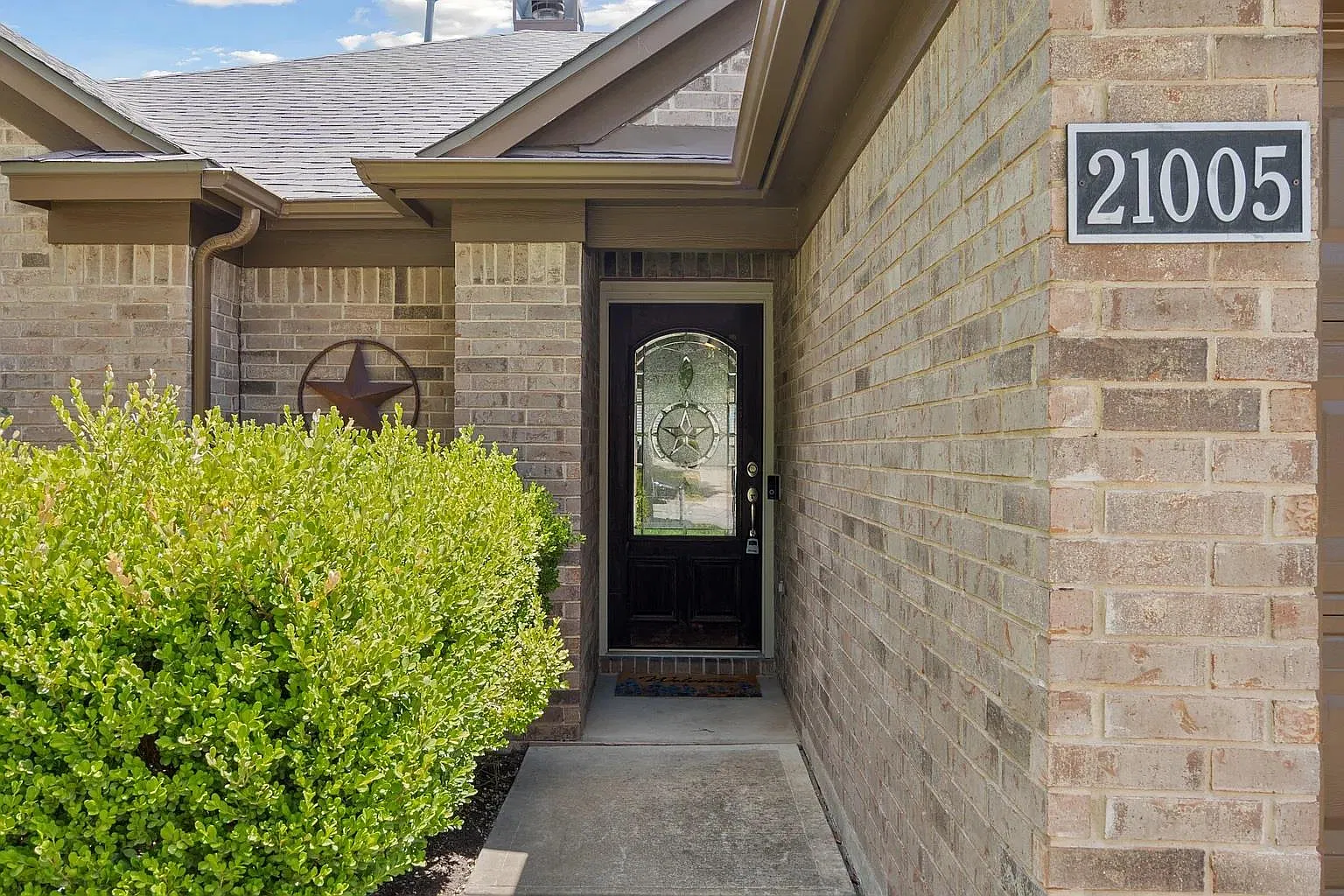 3 bed, 2.0 bath, 1872 sqft, $2,200 — Photo 2
