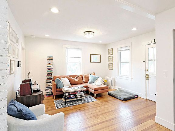 4th image of 914 Montrose Ave #A