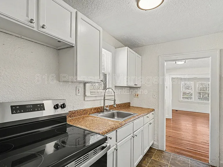 3315 E 52nd St — Photo 7