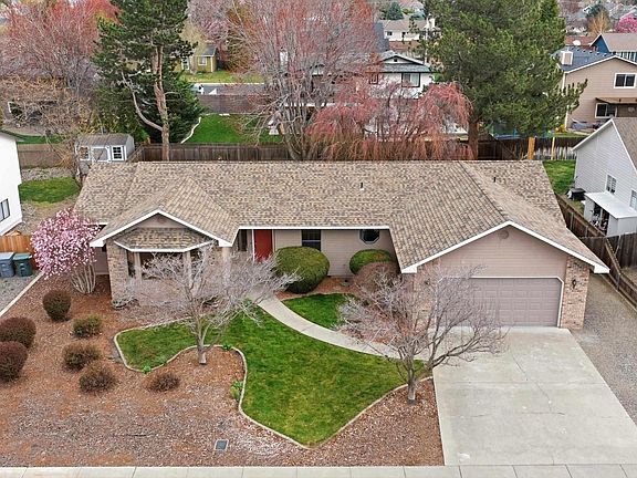 5th image of 628 Meadows Dr E