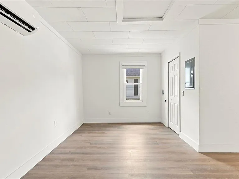 2704 E Jefferson St — Photo 34