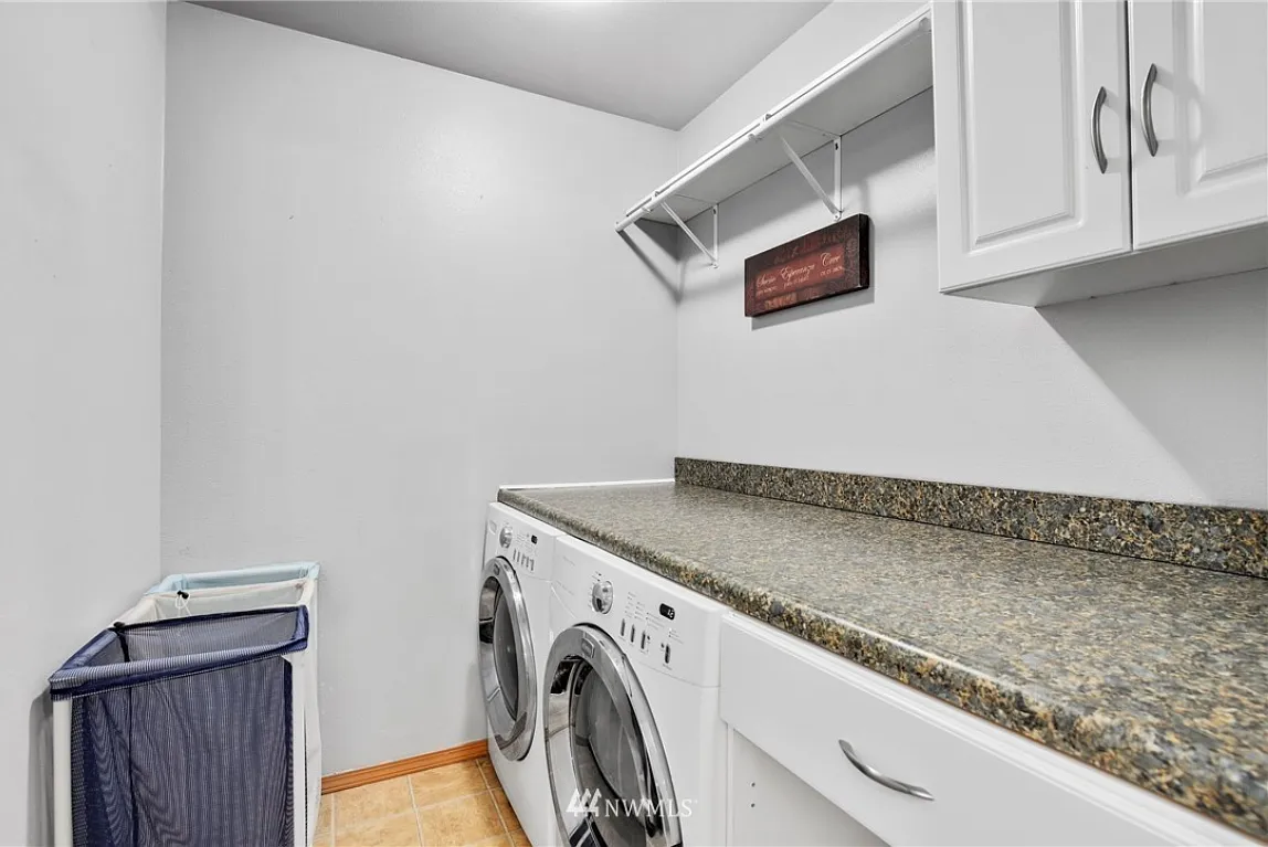 4 bed, 2.5 bath, 2158 sqft, $3,650 — Photo 4