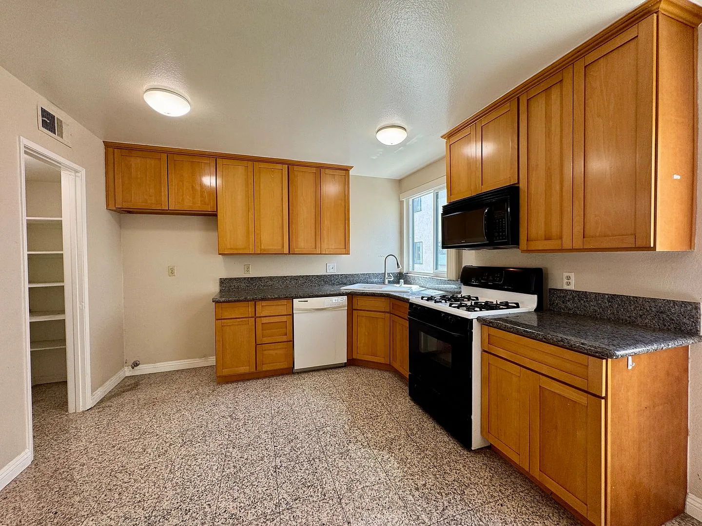 2 Bedroom/2.5 Bathroom Townhouse Fashion Park Villas Across Shops at Santa Anita — Photo 3