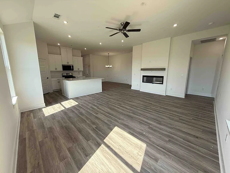 557 Arizona St — Photo 1