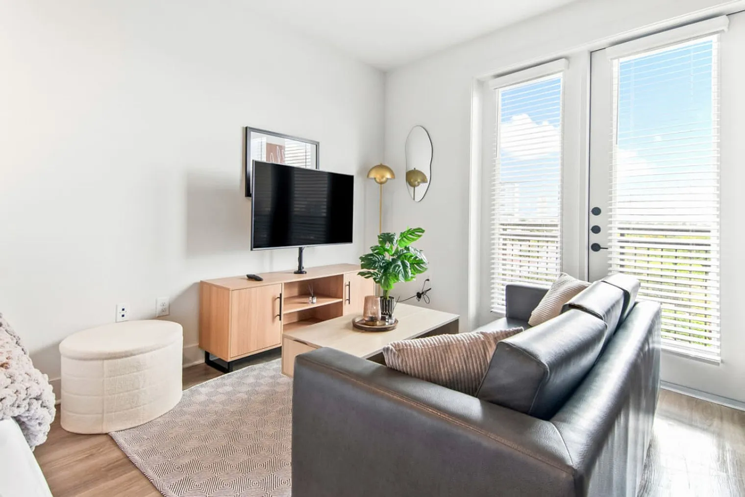 Studio, 1.0 bath, 301 sqft, $2,560 — Photo 2