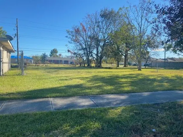2205 Venus Pl, Violet, LA 70092