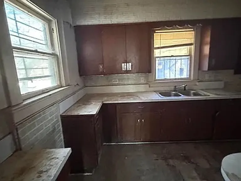 298 W Park St — Photo 8