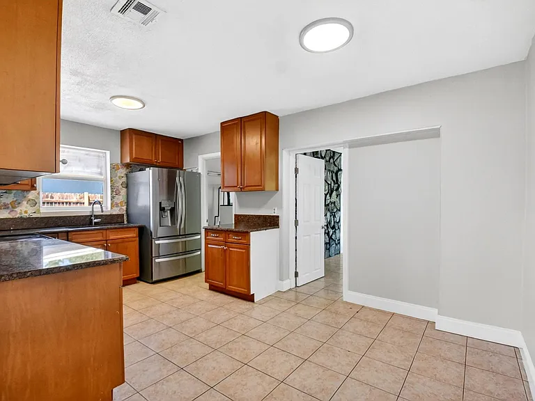 775 Snead Cir — Photo 3