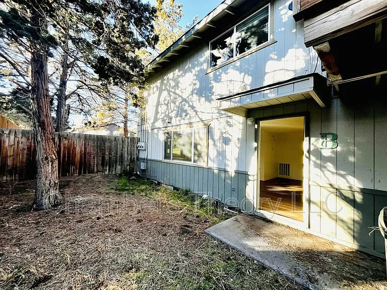 695 SE Centennial St #B — Photo 5