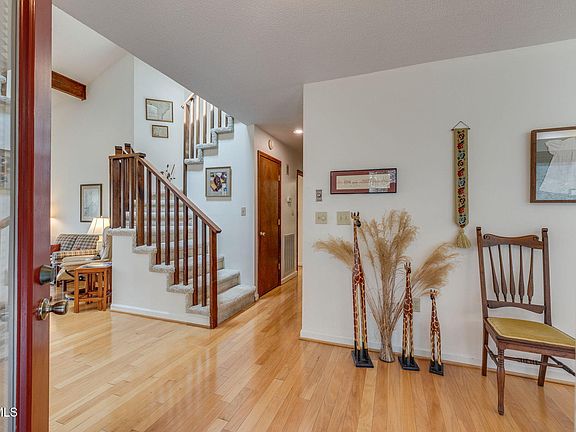 5th image of 132 Willowbrook Ct
