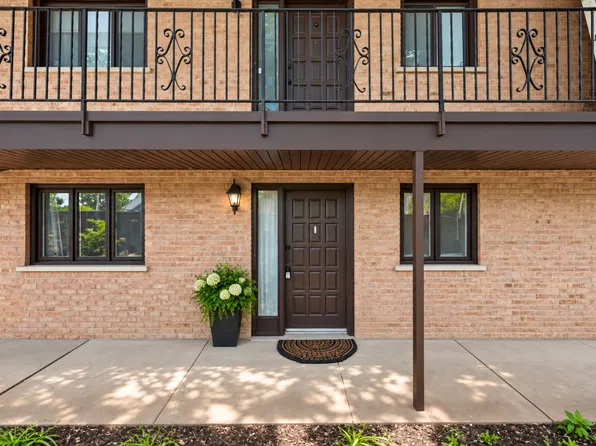520 E Main St APT 1C, Barrington, IL 60010