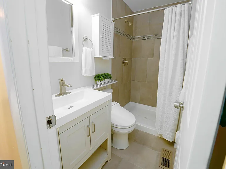 1025 Commanders Way N — Photo 19