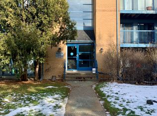 95 Trailwood Dr #922, Mississauga, ON L4Z3L2