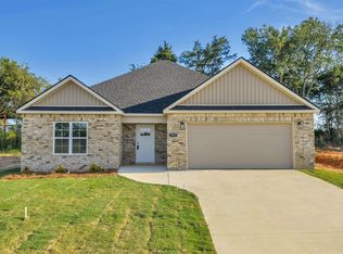 121 Early Dr, Byron, GA 31008