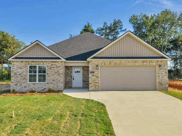 121 Early Dr, Byron, GA 31008