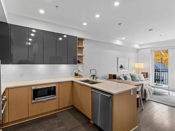 2528 Collingwood St #302, Vancouver, BC V6R 0C1