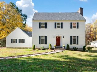 9 Jays Ln, Oak Ridge, NJ 07438