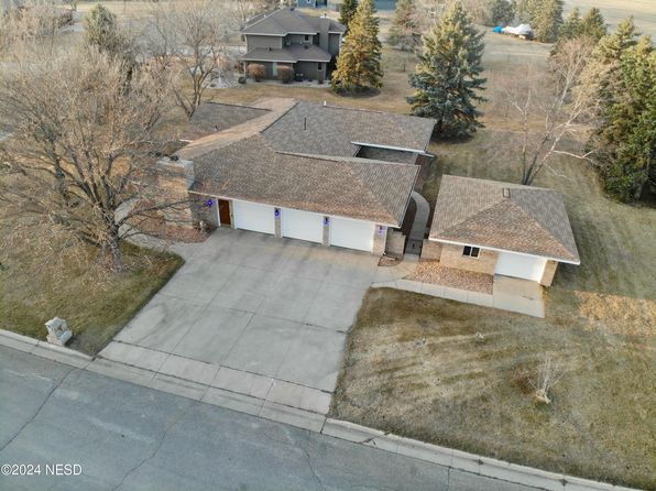 5 Louise Dr, Watertown, SD 57201