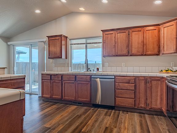 4th image of 2102 Lara Ln