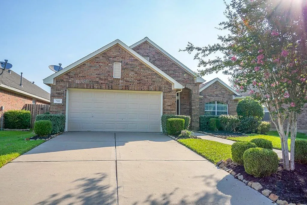 3 bed, 2.0 bath, 2292 sqft, $2,500 — Photo 2