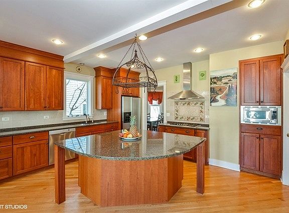 4th image of 2036 Walters Ave