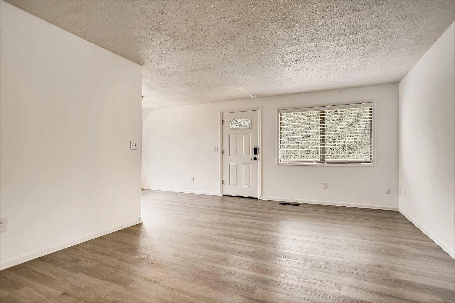 3 bed, 1392 sqft, $2,395 — Photo 4