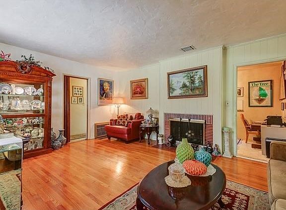 4th image of 6317 Sultana Ave