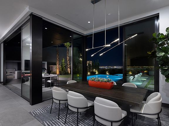 Residence 4 - Dining Room