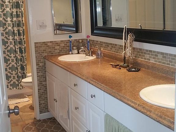 Double Vanity in bathroom