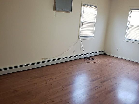 4th image of 22724 Murdock Avenue