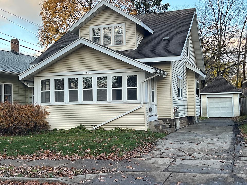1st image of 1944 Oakwood Ave NE