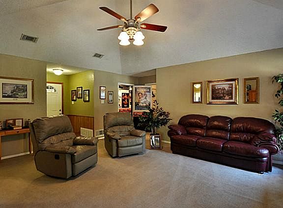 4th image of 312 Oakwood Cir