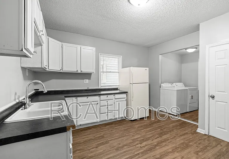 1533 Draper St — Photo 1