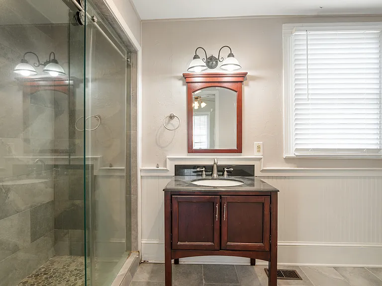 515 Center St — Photo 23